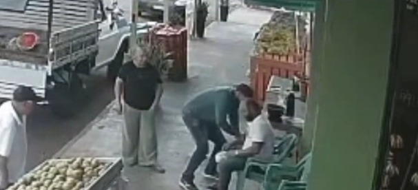 Assalto é registrado por câmera de segurança na região de Maringá; vítima tem joias e celular levados