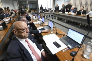 CCJ aprova fim de aposentadoria como punição para juízes e promotores