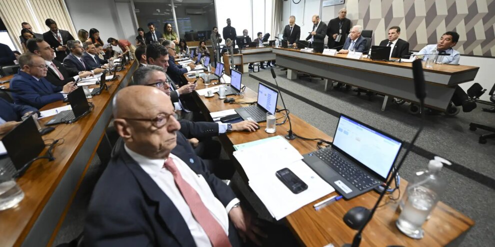 CCJ aprova fim de aposentadoria como punição para juízes e promotores
