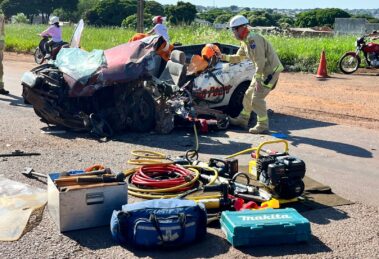 Câmera flagra acidente grave entre picape e carreta Contorno Sul
