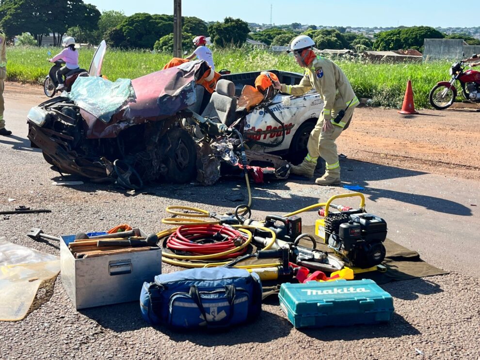 Câmera flagra acidente grave entre picape e carreta Contorno Sul