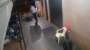 Câmera registra execução de jovem a tiros em frente a conveniência em Sarandi; veja