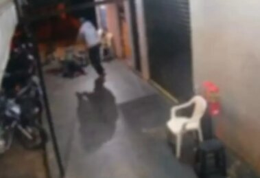 Câmera registra execução de jovem a tiros em frente a conveniência em Sarandi; veja