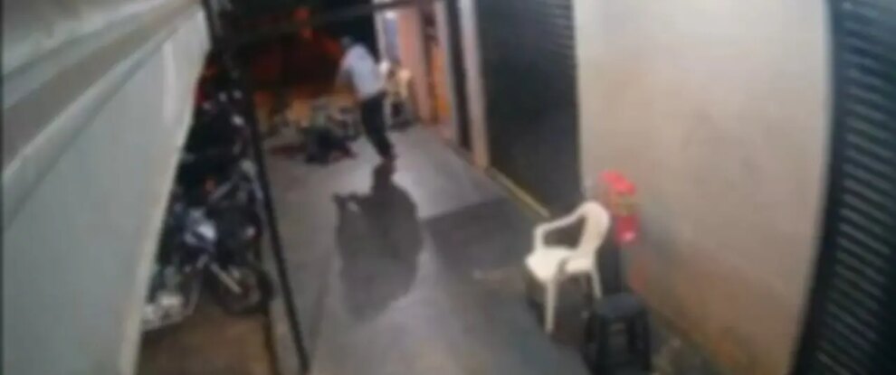 Câmera registra execução de jovem a tiros em frente a conveniência em Sarandi; veja
