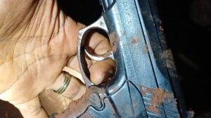 Criminosos atiram contra ônibus para anunciar assalto na região; dois foram presos