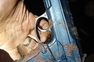 Criminosos atiram contra ônibus para anunciar assalto na região; dois foram presos