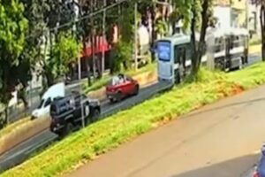 Detentos simulam briga e fogem de ônibus durante retorno à penitenciária no PR; vídeo