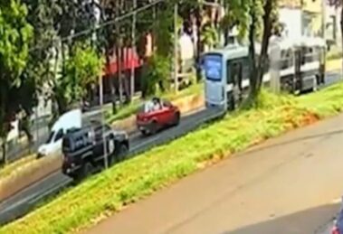 Detentos simulam briga e fogem de ônibus durante retorno à penitenciária no PR; vídeo