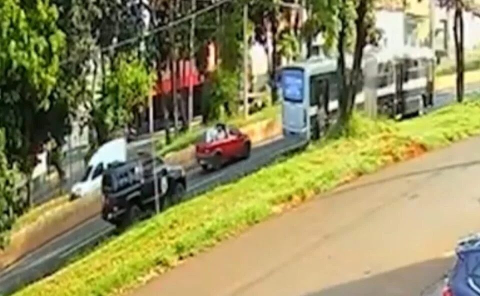 Detentos simulam briga e fogem de ônibus durante retorno à penitenciária no PR; vídeo