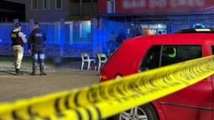 Empresário é executado a tiros ao sair de Porsche em frente a bar no PR