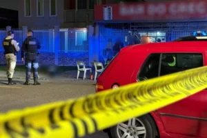 Empresário é executado a tiros ao sair de Porsche em frente a bar no PR
