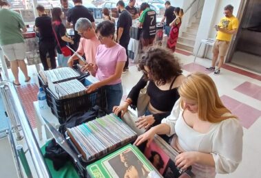 Feira em Maringá tem discos de vinil a partir de R$ 10 e várias raridades