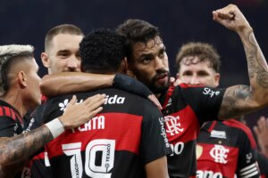 Flamengo reage e vence Santos de virada por 3 a 1 no Brasileirão