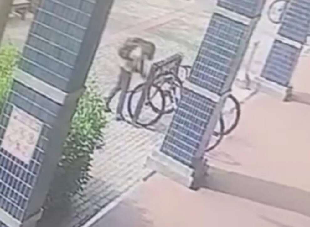 Furto em plena luz do dia: homem é flagrado levando bicicleta no centro de Maringá