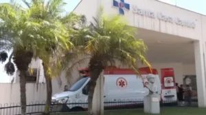 Homem joga panela de água quente na esposa por não aceitar demora no preparo do almoço