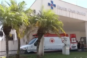 Homem joga panela de água quente na esposa por não aceitar demora no preparo do almoço