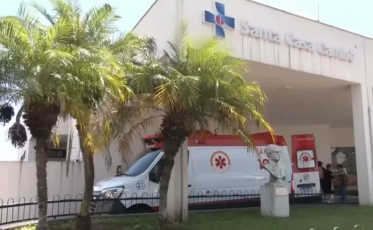 Homem joga panela de água quente na esposa por não aceitar demora no preparo do almoço