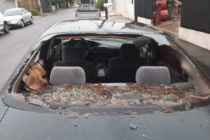 Homem quebra carros, ameaça guardas e diz ser de facção criminosa em Maringá