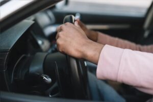 Homem tenta atropelar esposa e foge com bebê na região