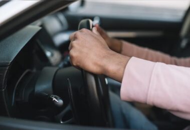 Homem tenta atropelar esposa e foge com bebê na região