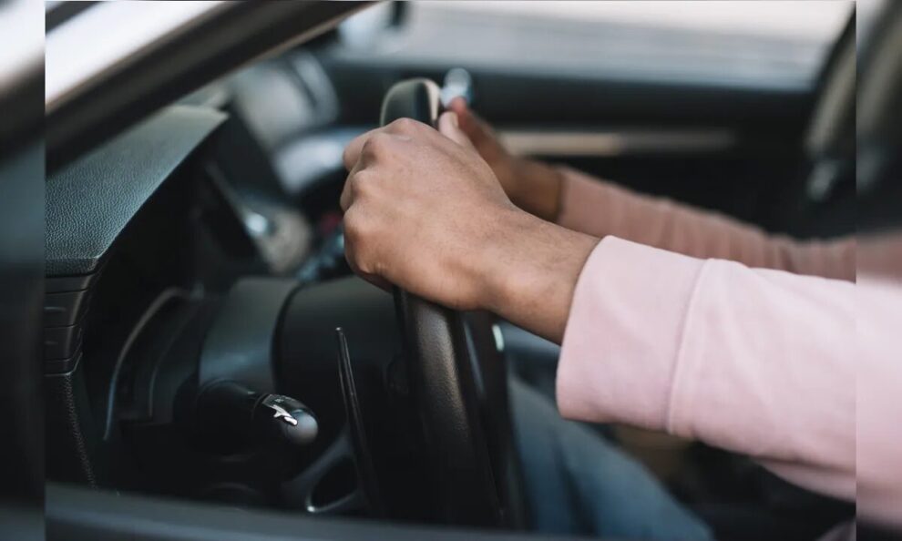 Homem tenta atropelar esposa e foge com bebê na região