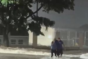 Idoso é arrastado por enxurrada em Maringá e acaba socorrido por policial