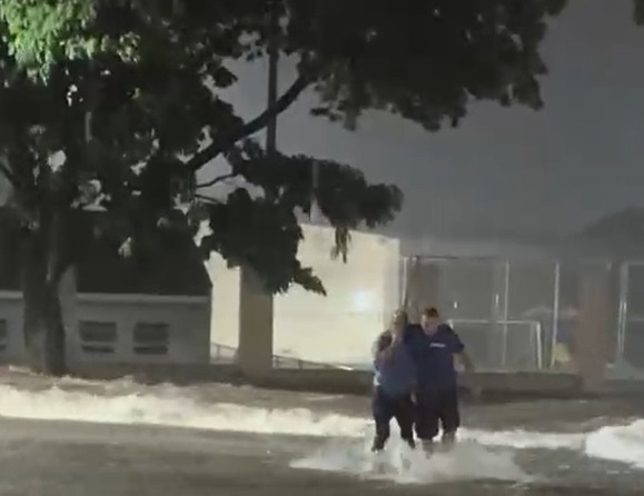 Idoso é arrastado por enxurrada em Maringá e acaba socorrido por policial