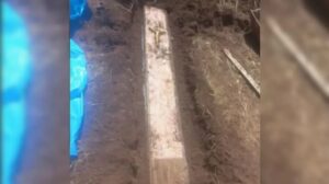 Morador encontra caixão com ossada humana enterrado em quintal de casa alugada em SC