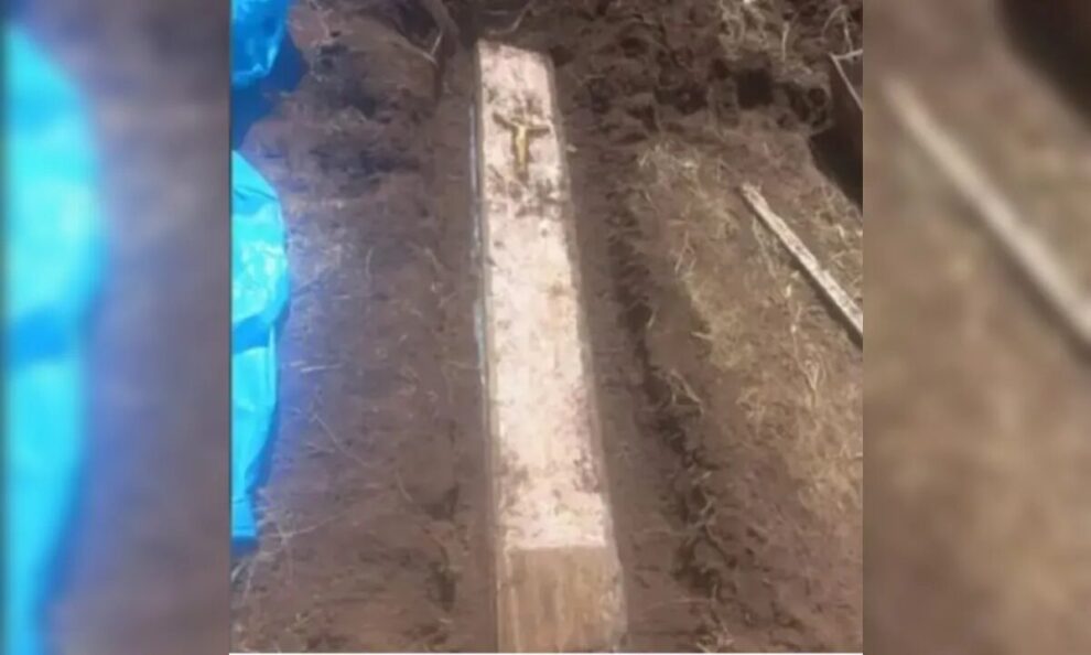 Morador encontra caixão com ossada humana enterrado em quintal de casa alugada em SC