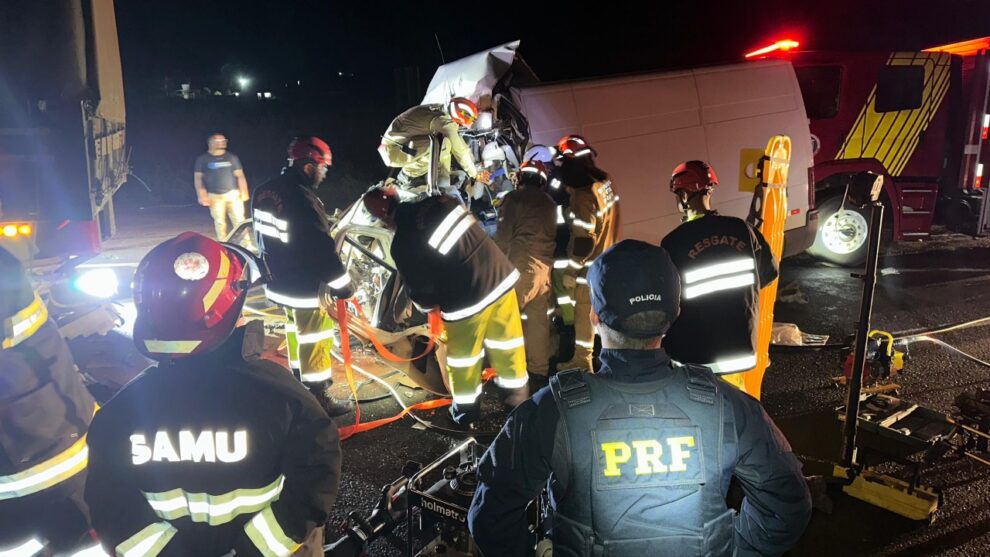 Motorista fica presa às ferragens após van colidir contra bitrem na BR-376 em Mandaguari