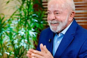 Na Espanha, Lula pede trabalho global pela democracia e fim de guerras