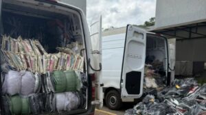 Polícia Federal apreende vans com mercadorias irregulares e prende motoristas no Paraná