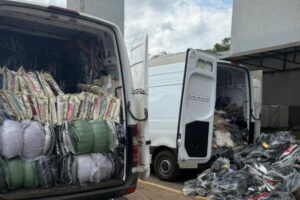 Polícia Federal apreende vans com mercadorias irregulares e prende motoristas no Paraná