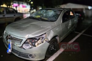 Triângulo amoroso termina em perseguição, fuga em mata e carro destruído em Maringá