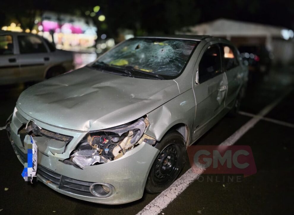 Triângulo amoroso termina em perseguição, fuga em mata e carro destruído em Maringá