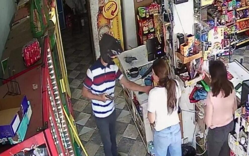 Vídeo: Homem armado invade mercado em Maringá, rende funcionárias e rouba joias em menos de 1 minuto