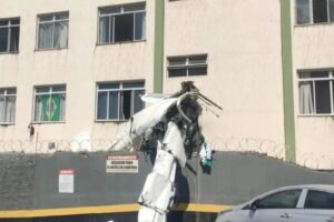 Avião de bimotor cai e bate em prédio em Belo Horizonte