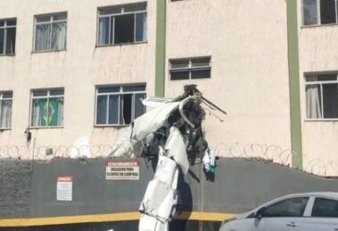 Avião de bimotor cai e bate em prédio em Belo Horizonte