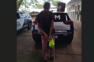 Boné fluorescente ajuda GCM a prender homem que furtou farmácia em Maringá