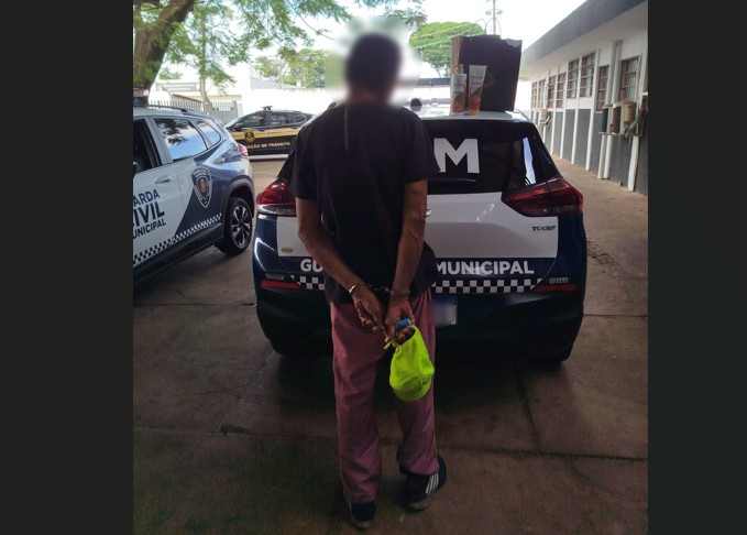 Boné fluorescente ajuda GCM a prender homem que furtou farmácia em Maringá