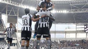 Botafogo vence Corinthians pelo Brasileirão com três de Arthur Cabral