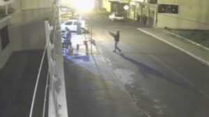 Câmera registra momento em que atirador executa três pessoas da mesma família em frente a bar em Sarandi