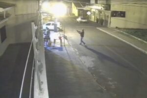 Câmera registra momento em que atirador executa três pessoas da mesma família em frente a bar em Sarandi