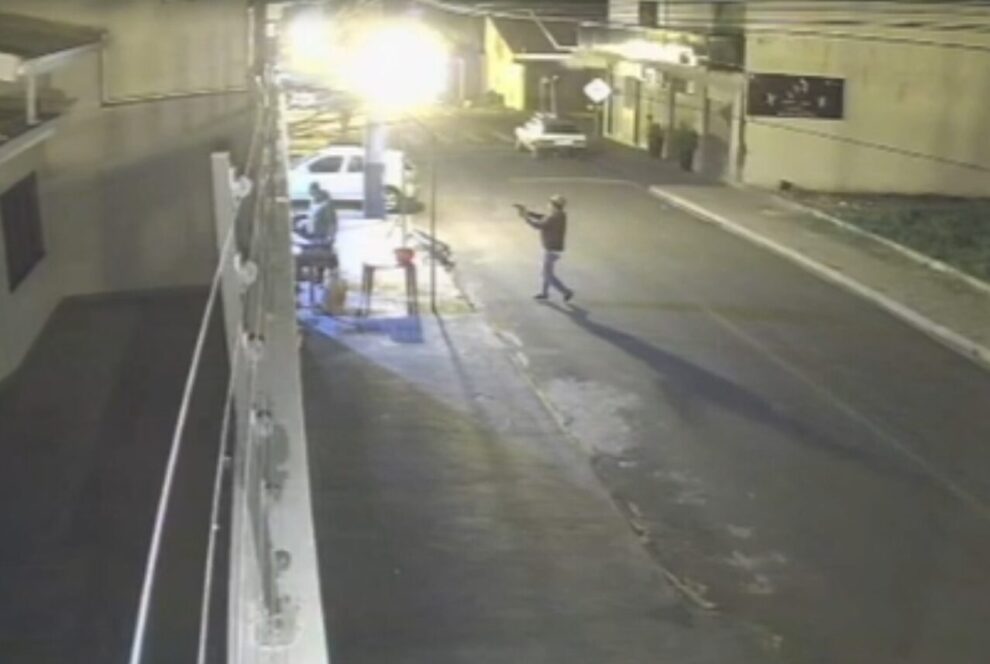 Câmera registra momento em que atirador executa três pessoas da mesma família em frente a bar em Sarandi