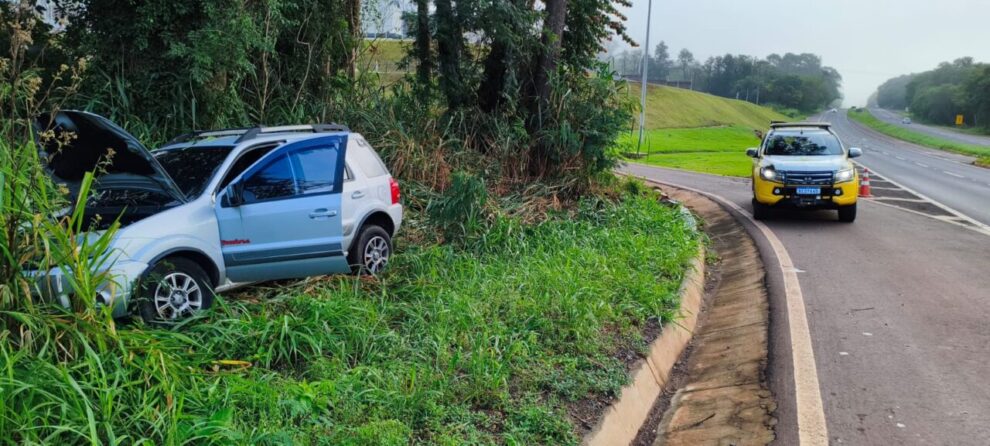 Carro furtado em São Paulo é recuperado após sair da pista na PR-317 em Maringá; suspeitos fogem a pé