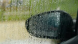 Casal é levado para a delegacia pós deixar crianças sozinhas em carro no PR