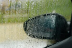 Casal é levado para a delegacia pós deixar crianças sozinhas em carro no PR