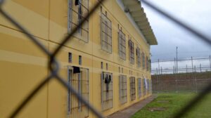 Condenados por feminicídio, estupro e pedofilia serão proibidos de receber visita íntima em presídios do Paraná; entenda
