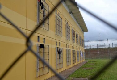 Condenados por feminicídio, estupro e pedofilia serão proibidos de receber visita íntima em presídios do Paraná; entenda