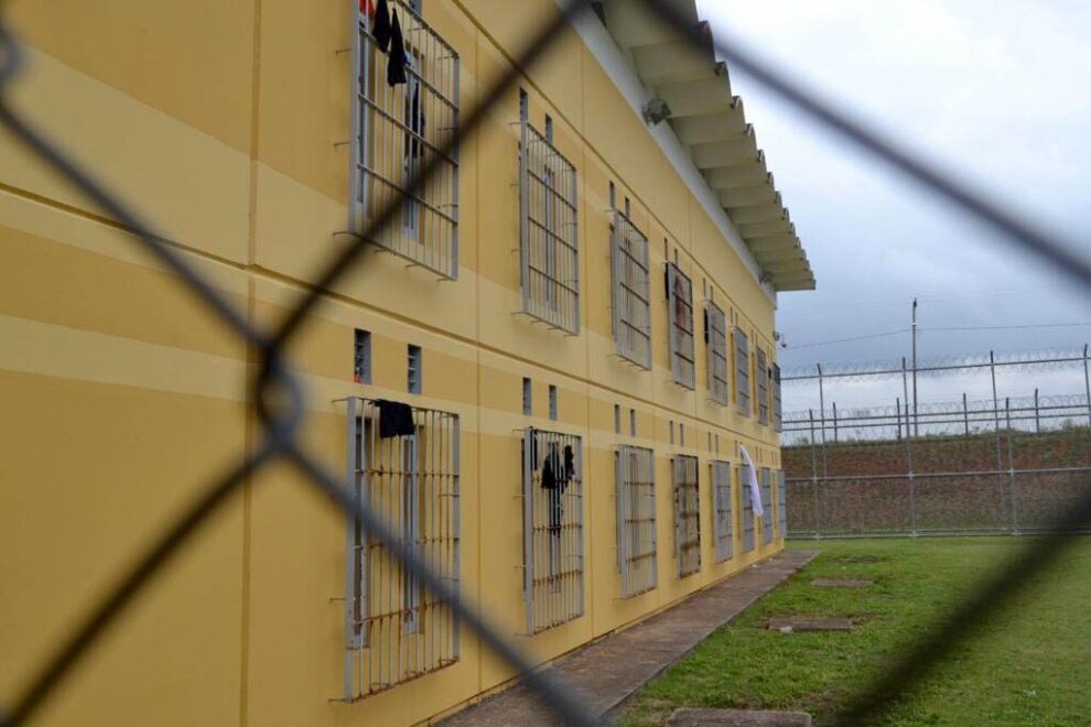 Condenados por feminicídio, estupro e pedofilia serão proibidos de receber visita íntima em presídios do Paraná; entenda